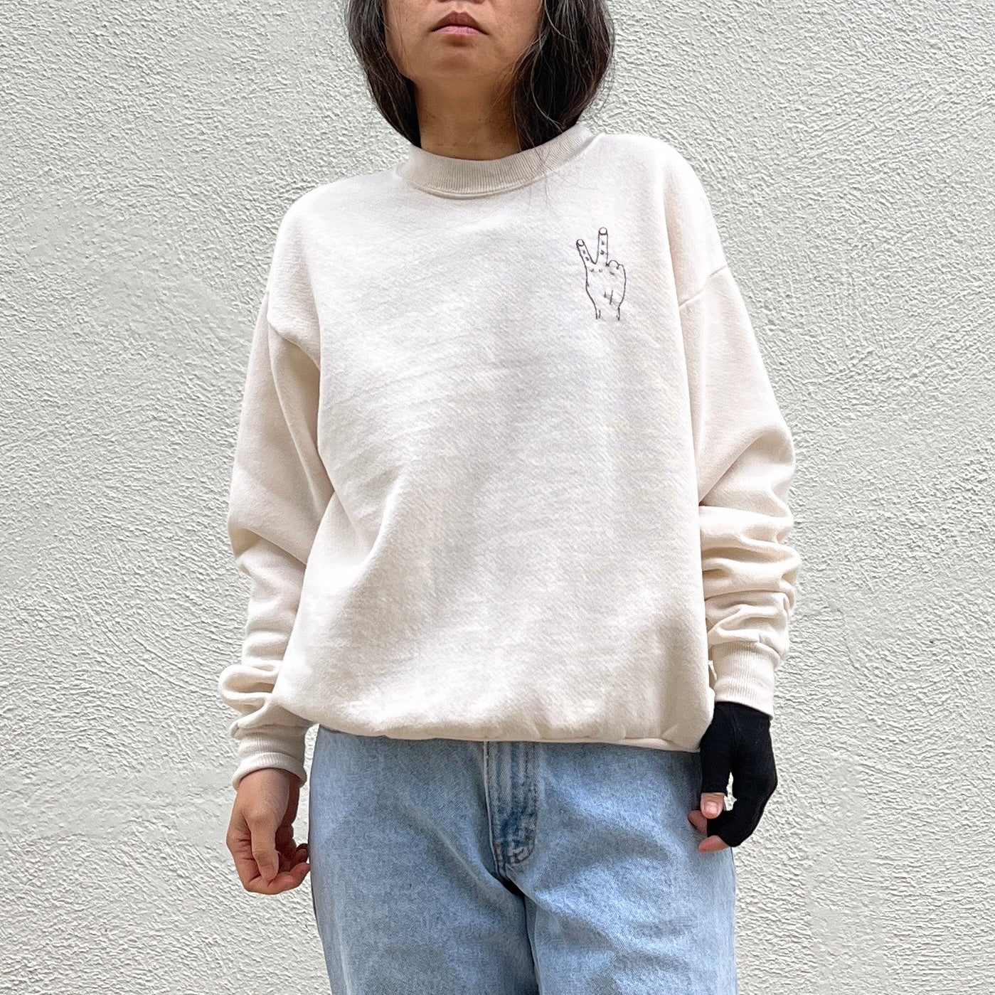 Peace' Finger Embroidery Sweatshirt - Ivory